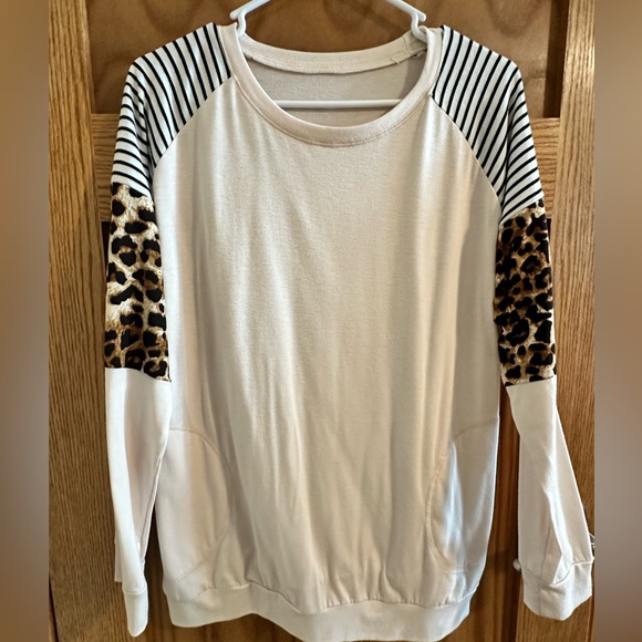 Long Sleeve Top with cheetah print - Picture 3 of 6